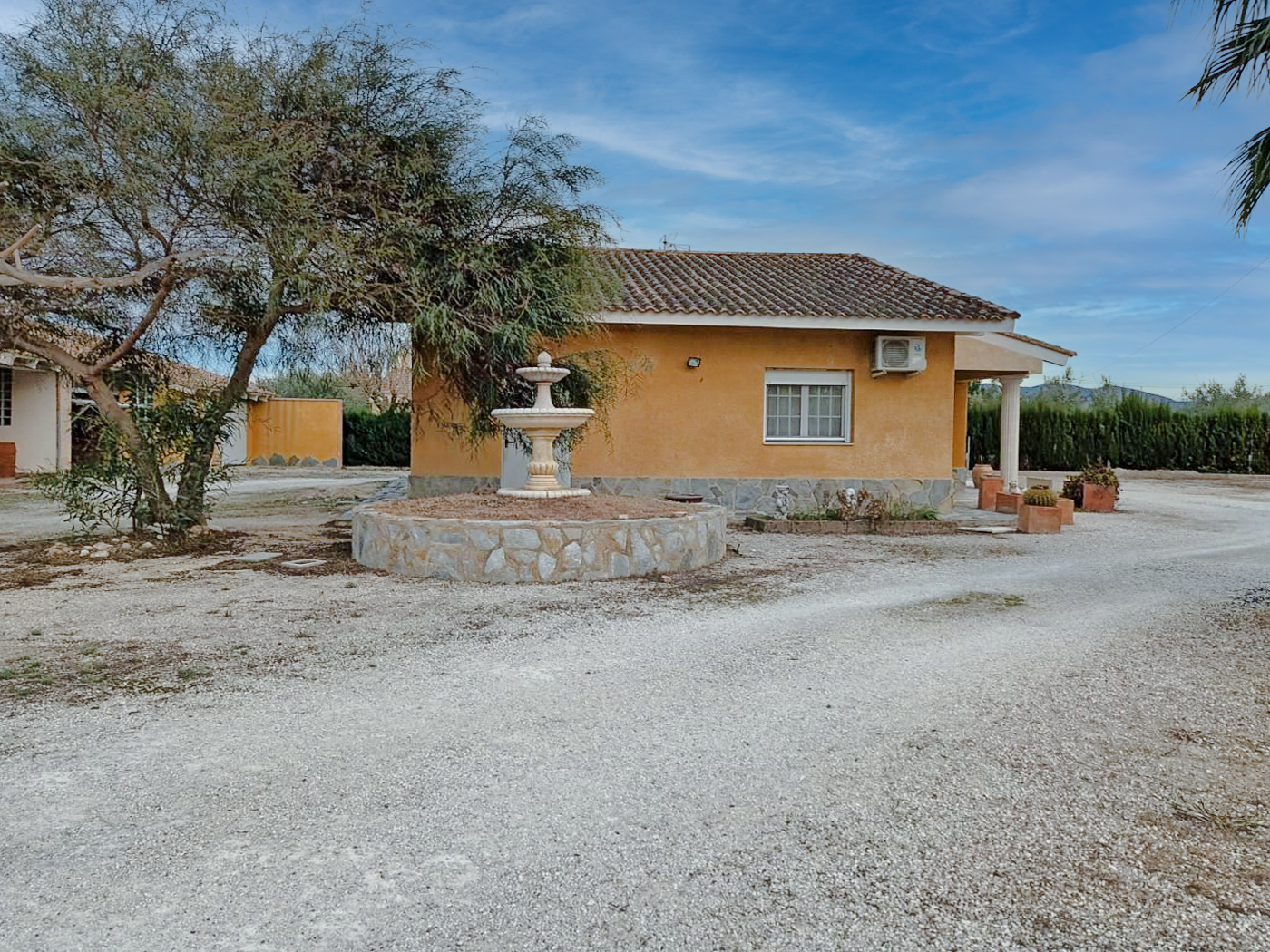 Bonita villa en una gran parcela plana cerca de Agullent.