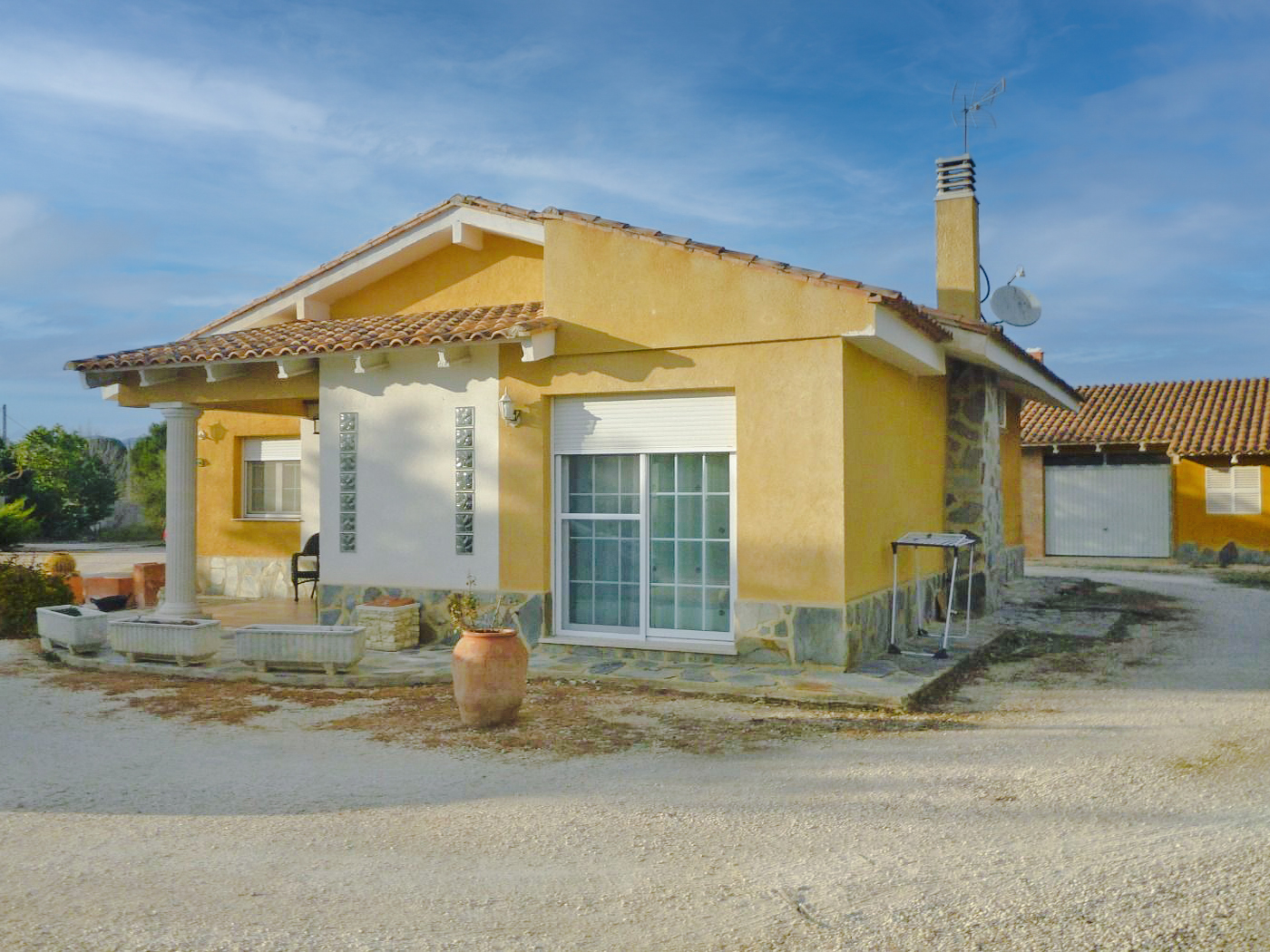 Graziosa villa in un grande terreno pianeggiante vicino ad Agullent.