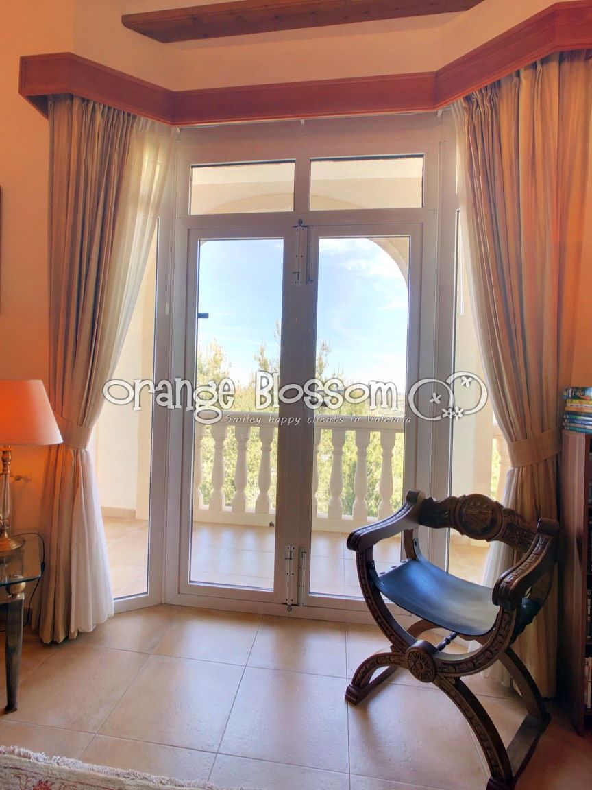 Villa for sale in Ador