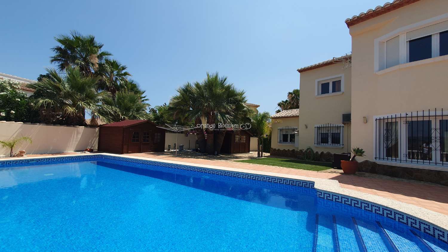 Villa for sale in Ador