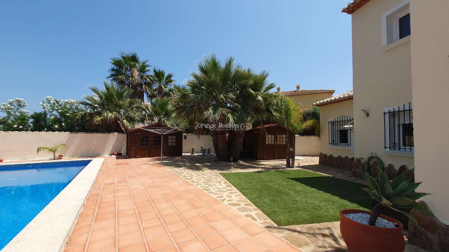 Villa for sale in Ador