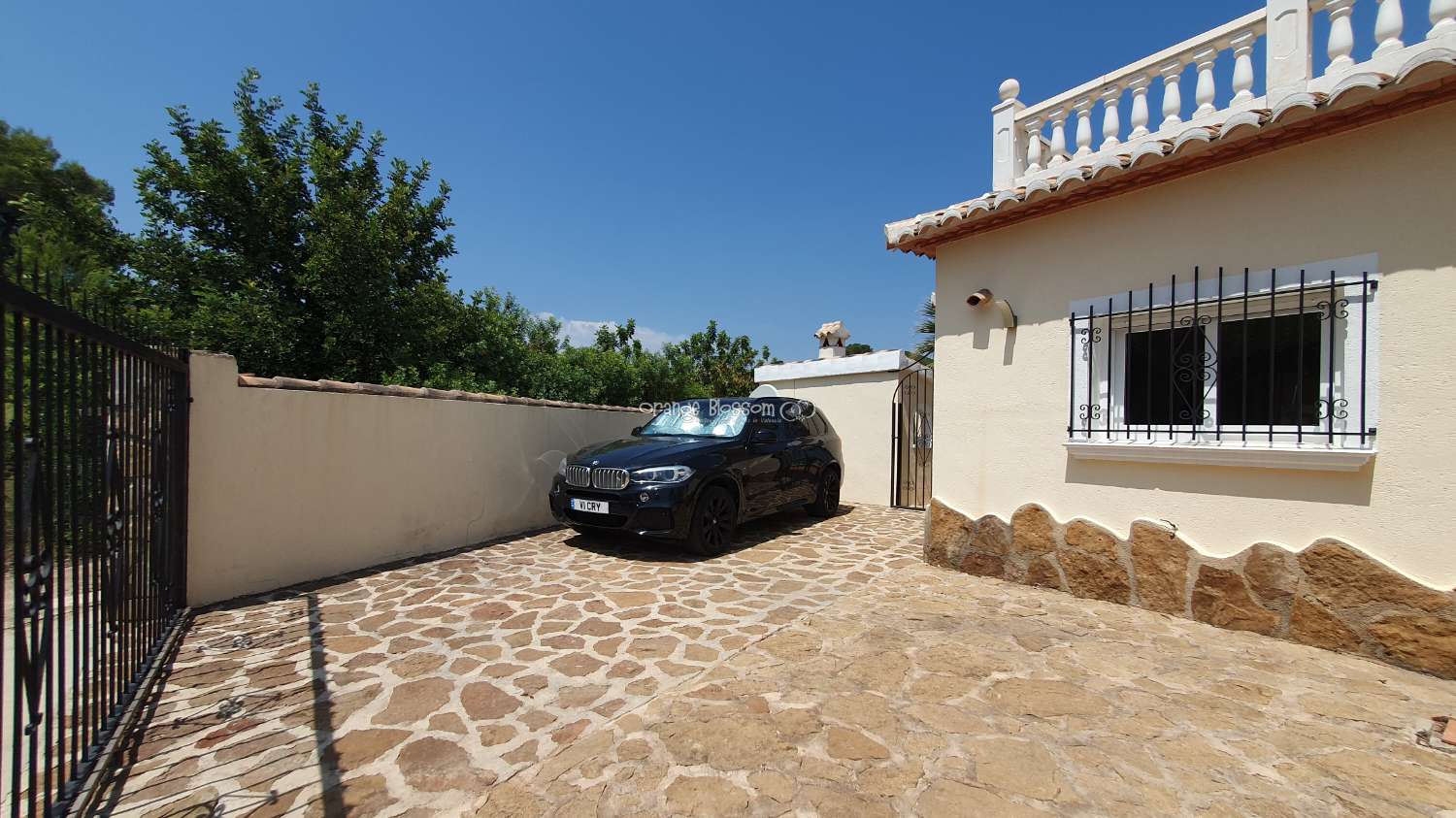 Villa for sale in Ador