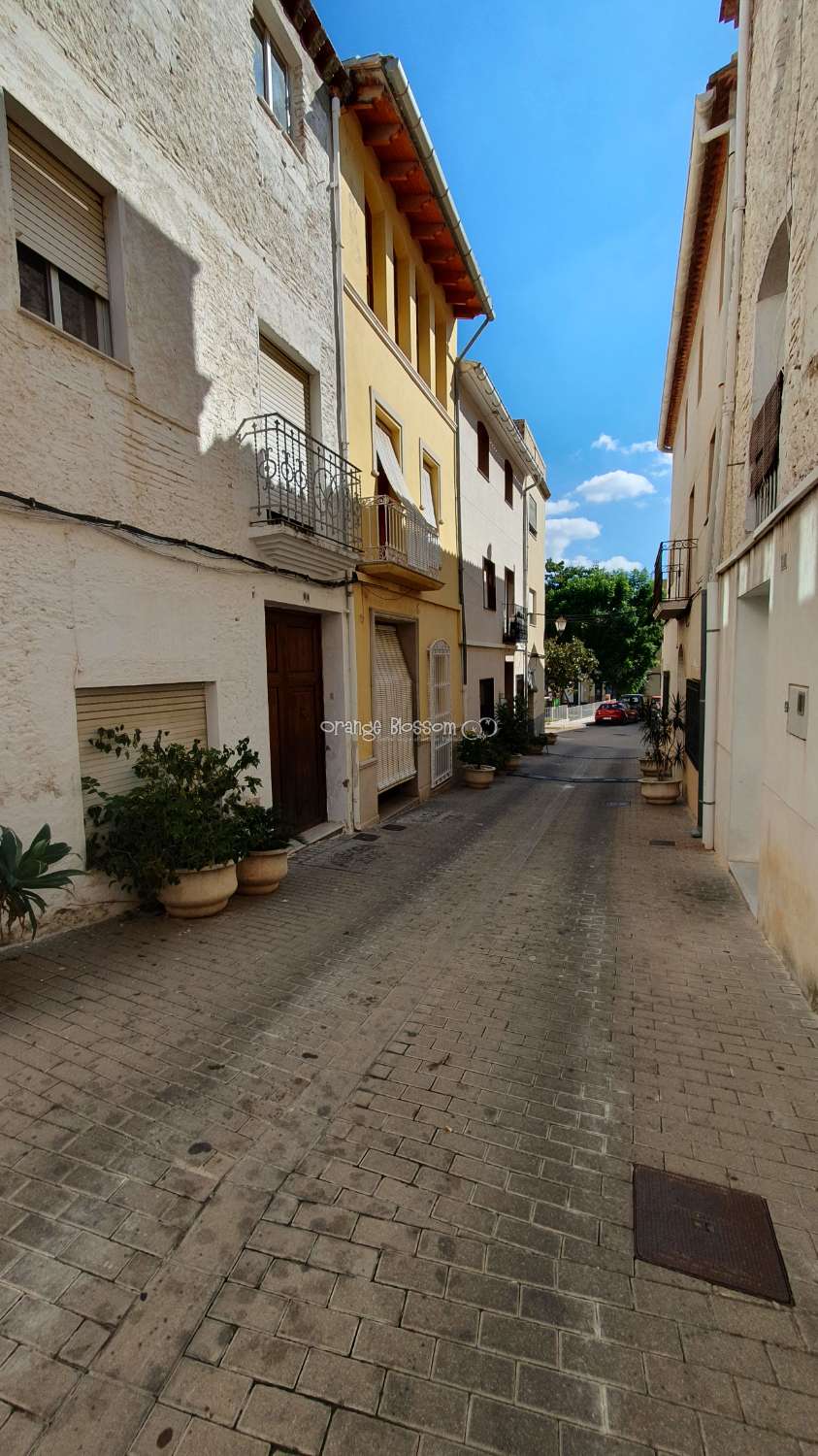 Une captivante maison de ville de 1887 de 240M2 dans le village populaire de Villalonga dans la région de La Safor à Valence