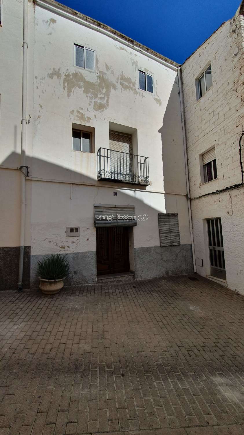 Ein faszinierendes 240 m2 großes Dorfhaus aus dem Jahr 1887 im beliebten Dorf Villalonga in der Region La Safor in Valencia