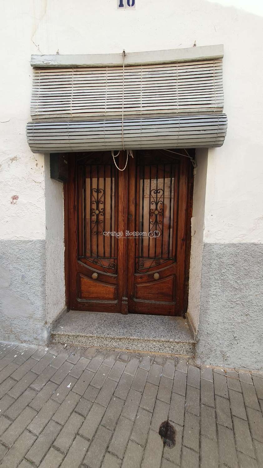 Une captivante maison de ville de 1887 de 240M2 dans le village populaire de Villalonga dans la région de La Safor à Valence