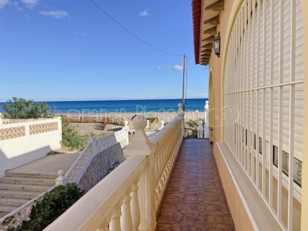 Spectaculaire villa en façade à Devesses - Denia