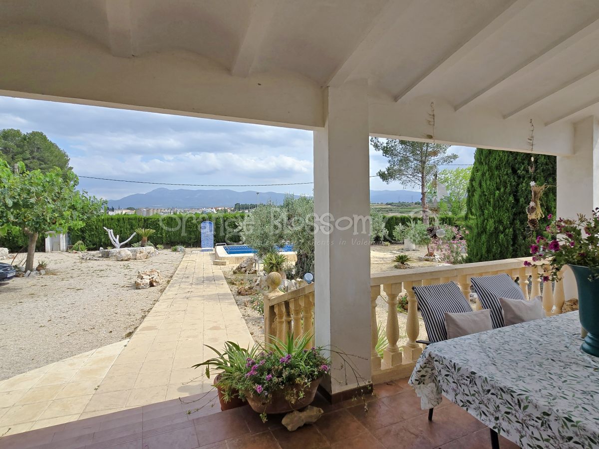Pretty single level country Villa close to Bellus.