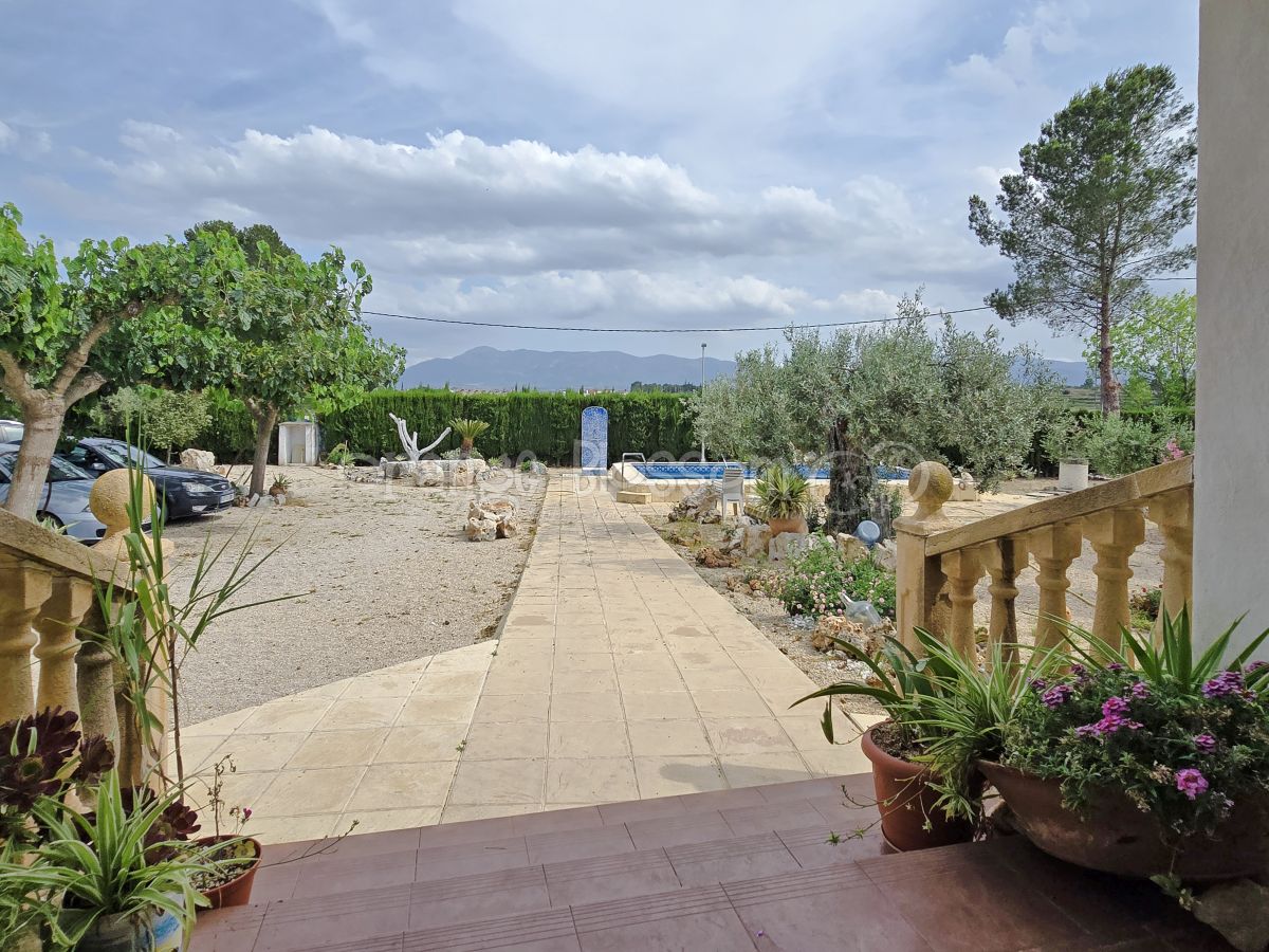 Pretty single level country Villa close to Bellus.