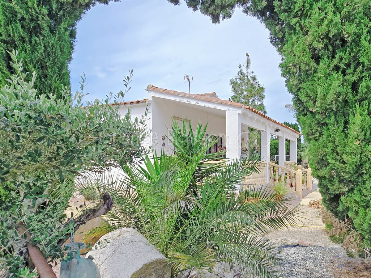 Pretty single level country Villa close to Bellus.