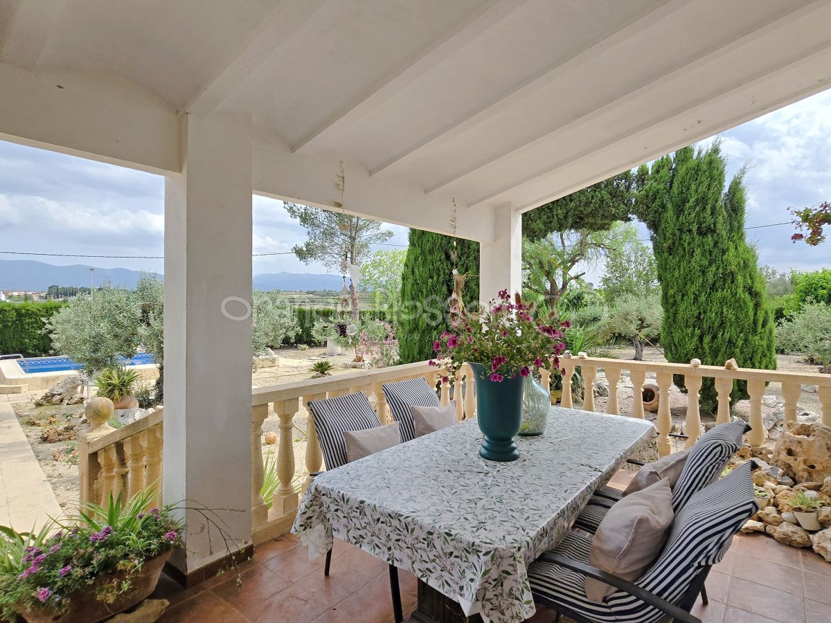 Pretty single level country Villa close to Bellus.
