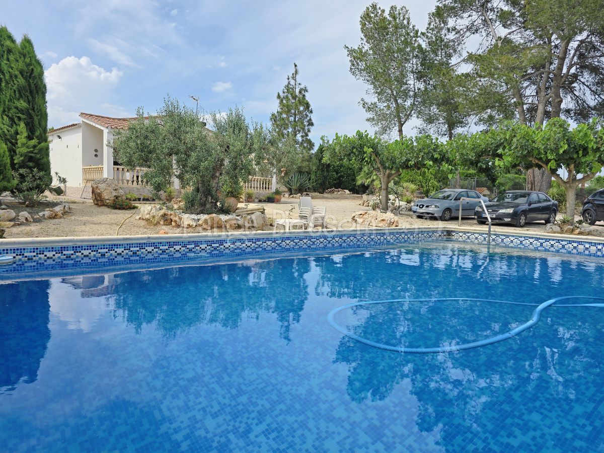 Pretty single level country Villa close to Bellus.
