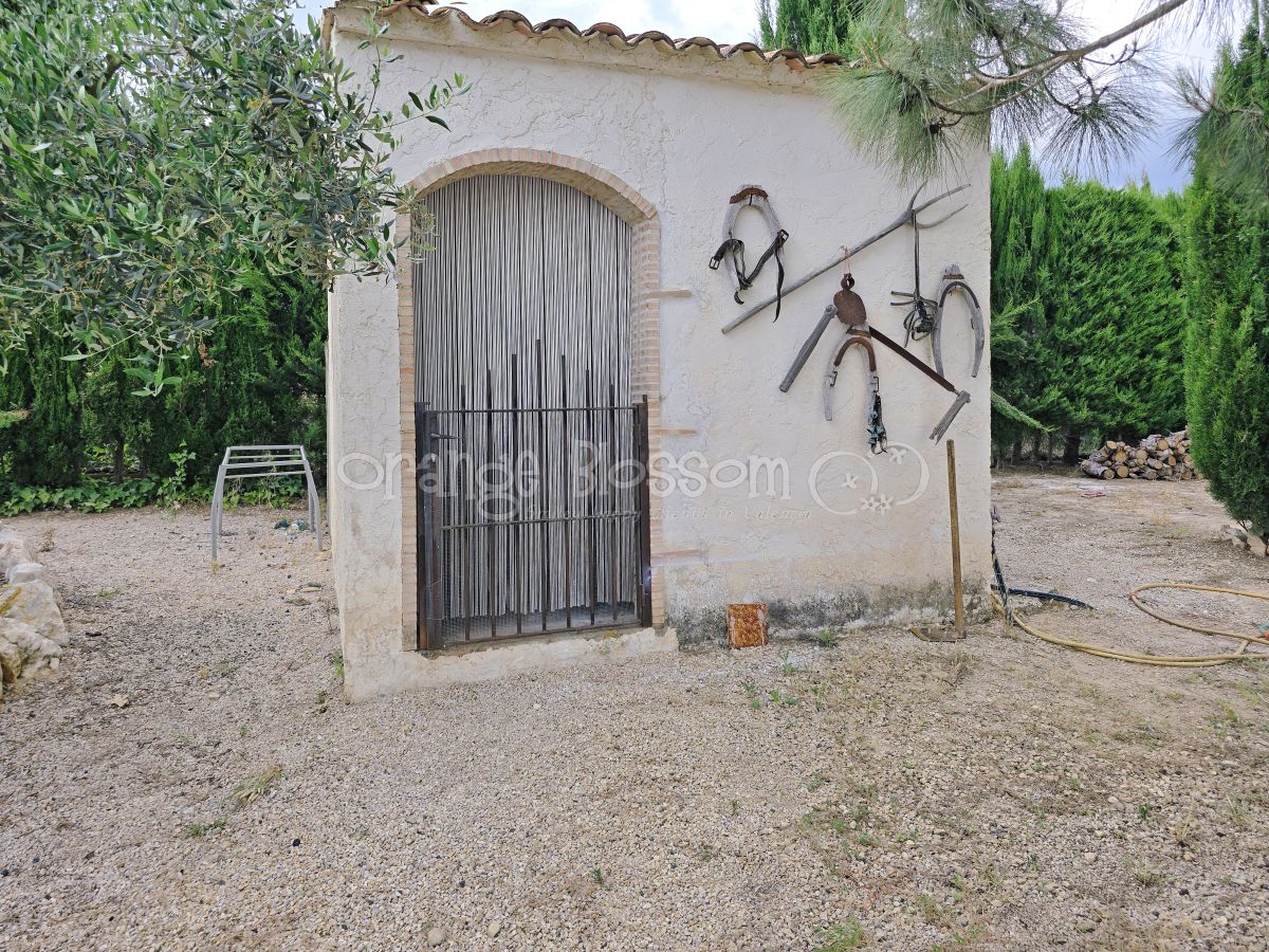 Pretty single level country Villa close to Bellus.