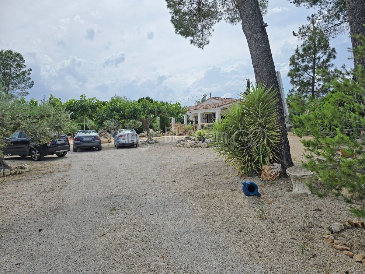 Pretty single level country Villa close to Bellus.