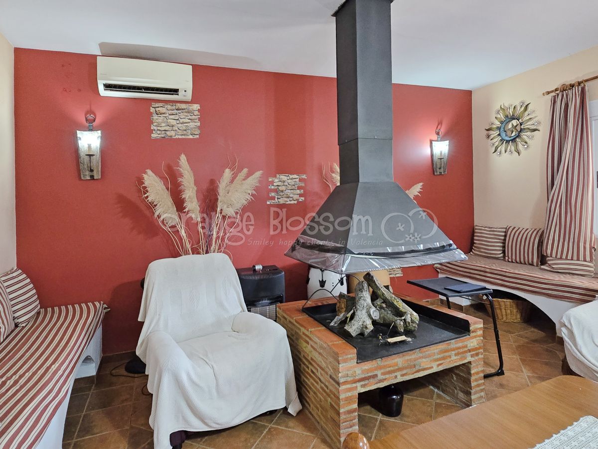 Pretty single level country Villa close to Bellus.
