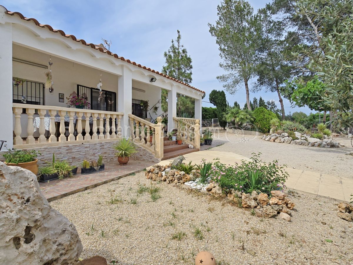 Pretty single level country Villa close to Bellus.