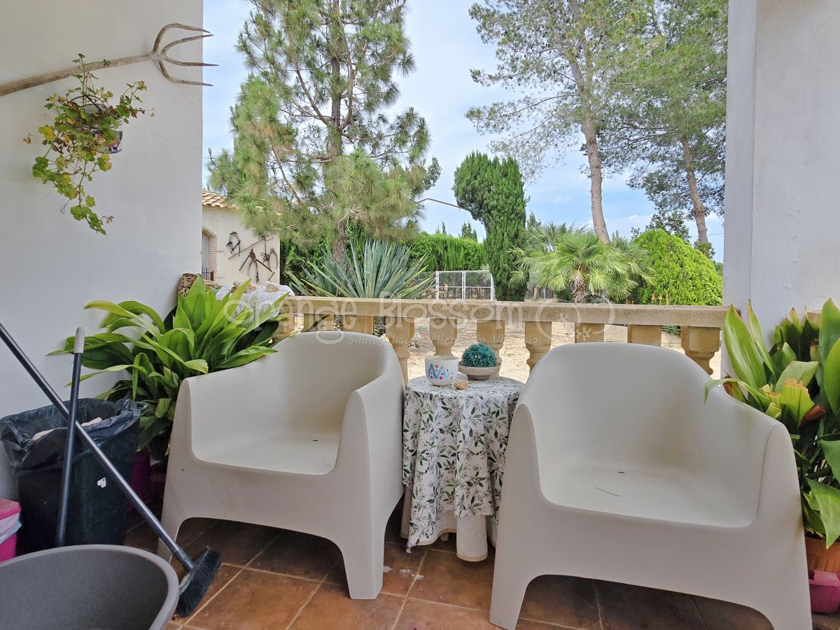 Pretty single level country Villa close to Bellus.