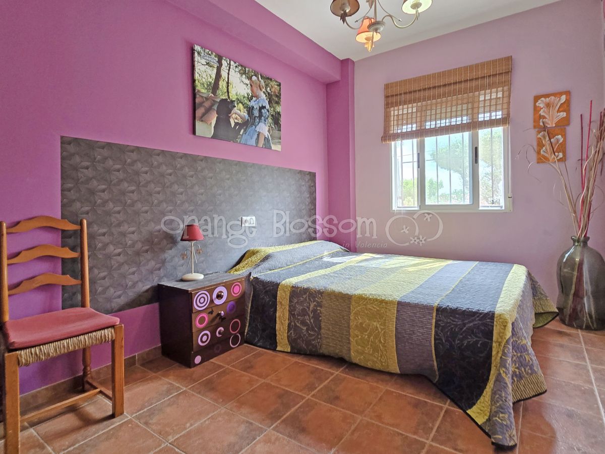Pretty single level country Villa close to Bellus.