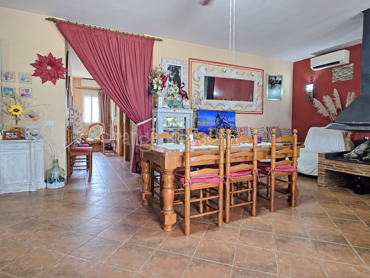 Pretty single level country Villa close to Bellus.