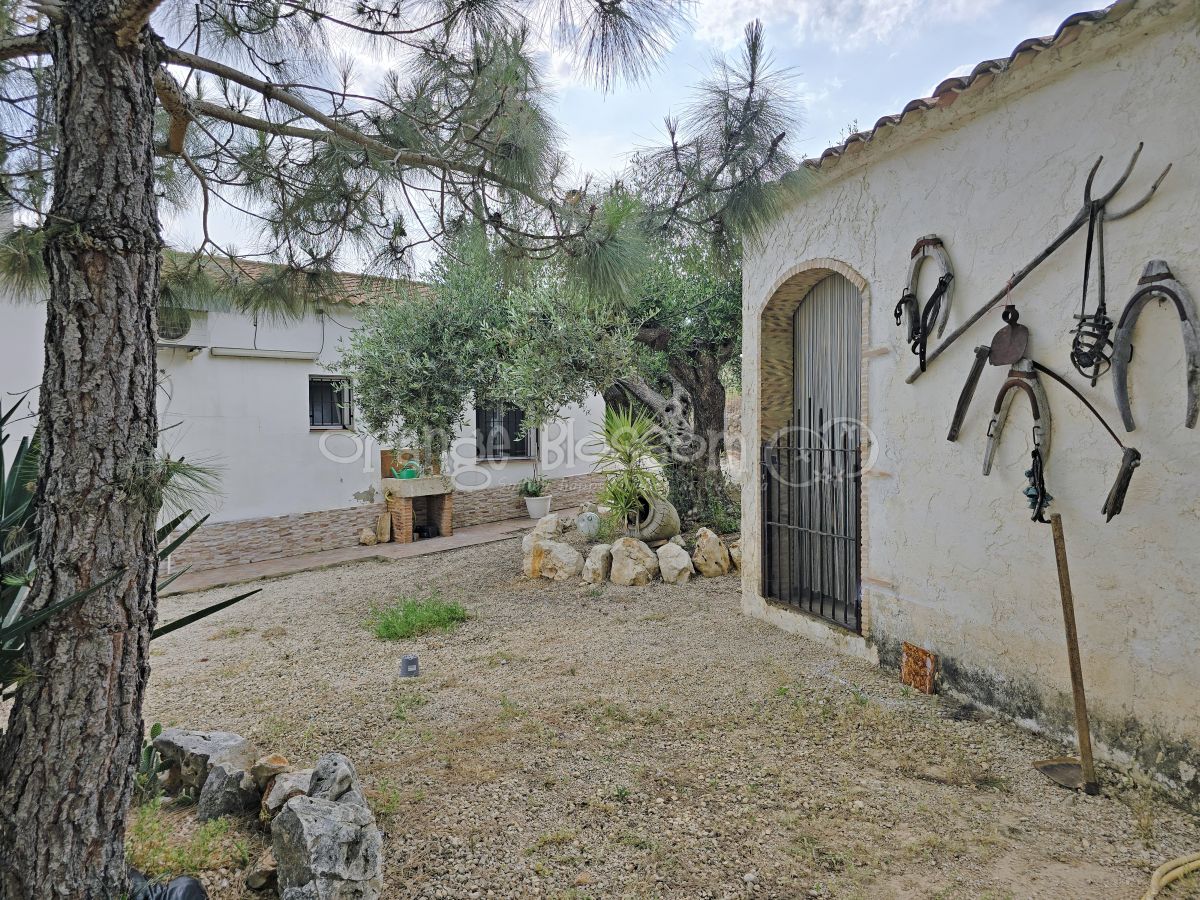 Pretty single level country Villa close to Bellus.