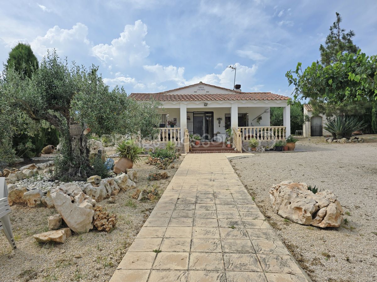 Pretty single level country Villa close to Bellus.