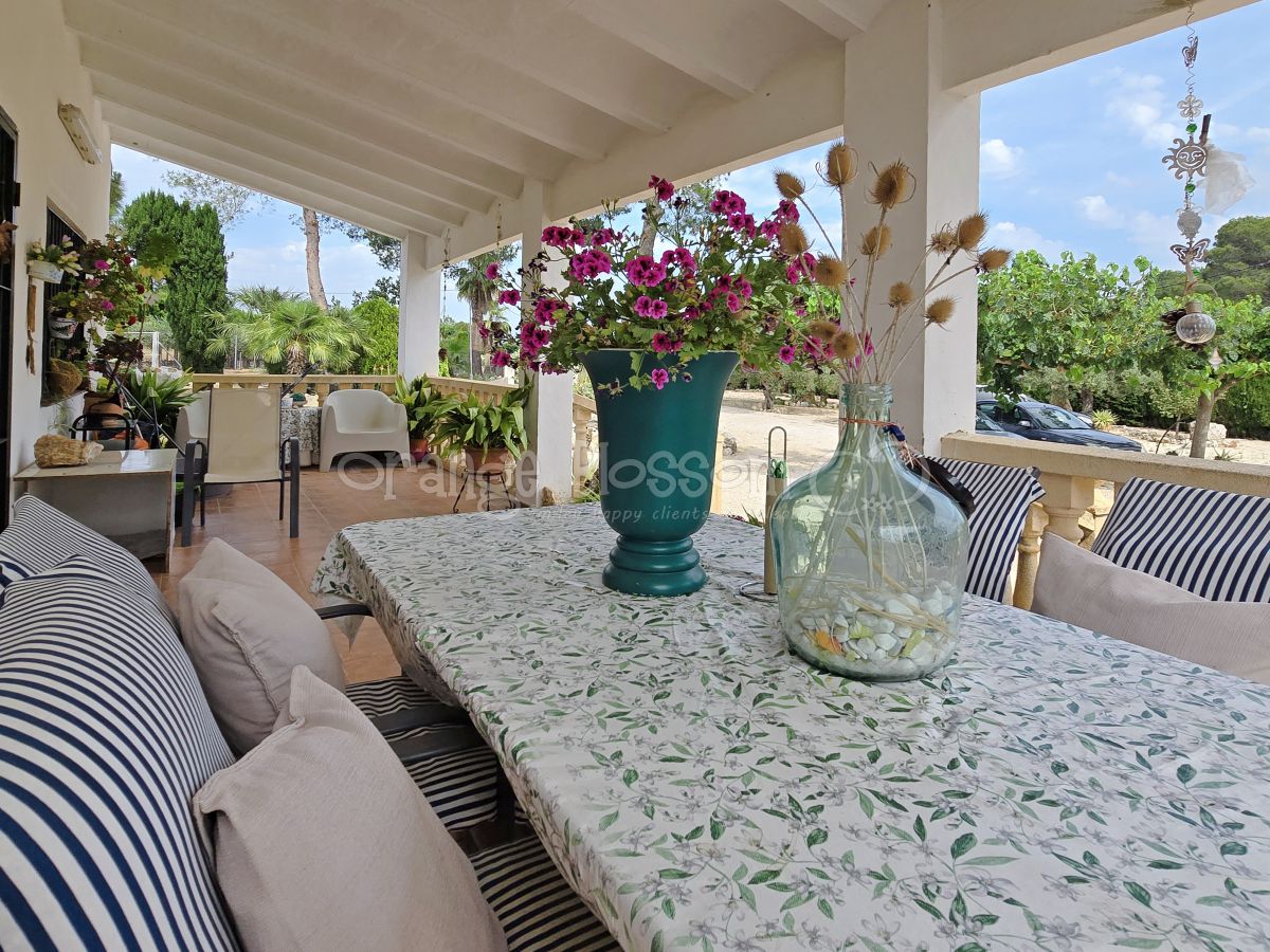 Pretty single level country Villa close to Bellus.