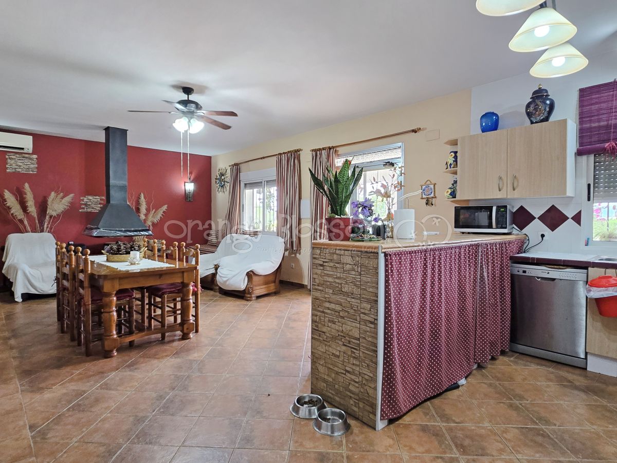 Pretty single level country Villa close to Bellus.