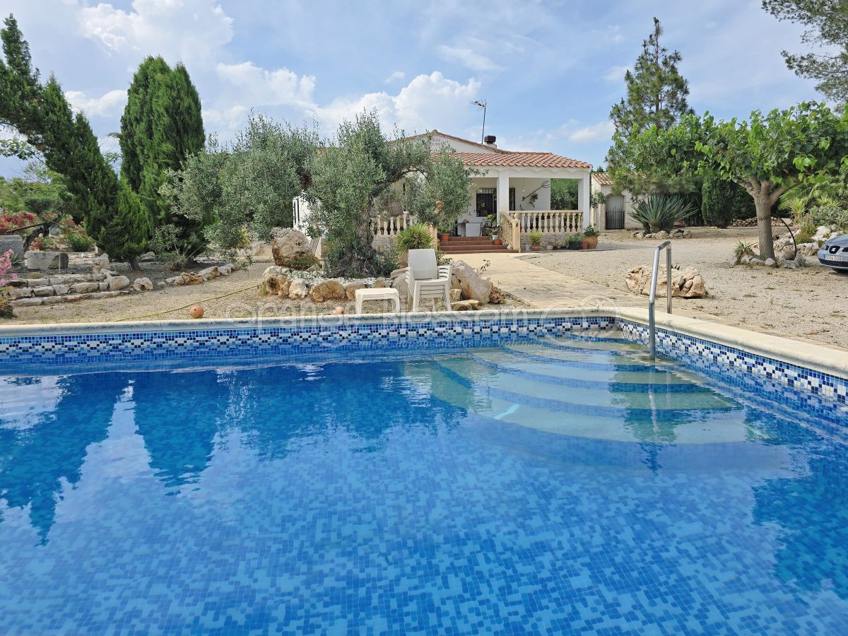 Pretty single level country Villa close to Bellus.