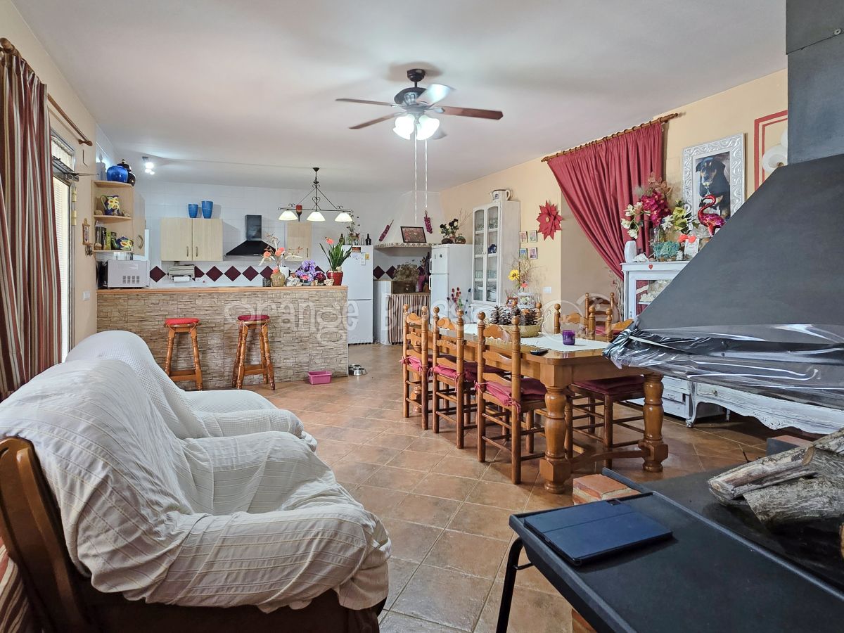 Pretty single level country Villa close to Bellus.