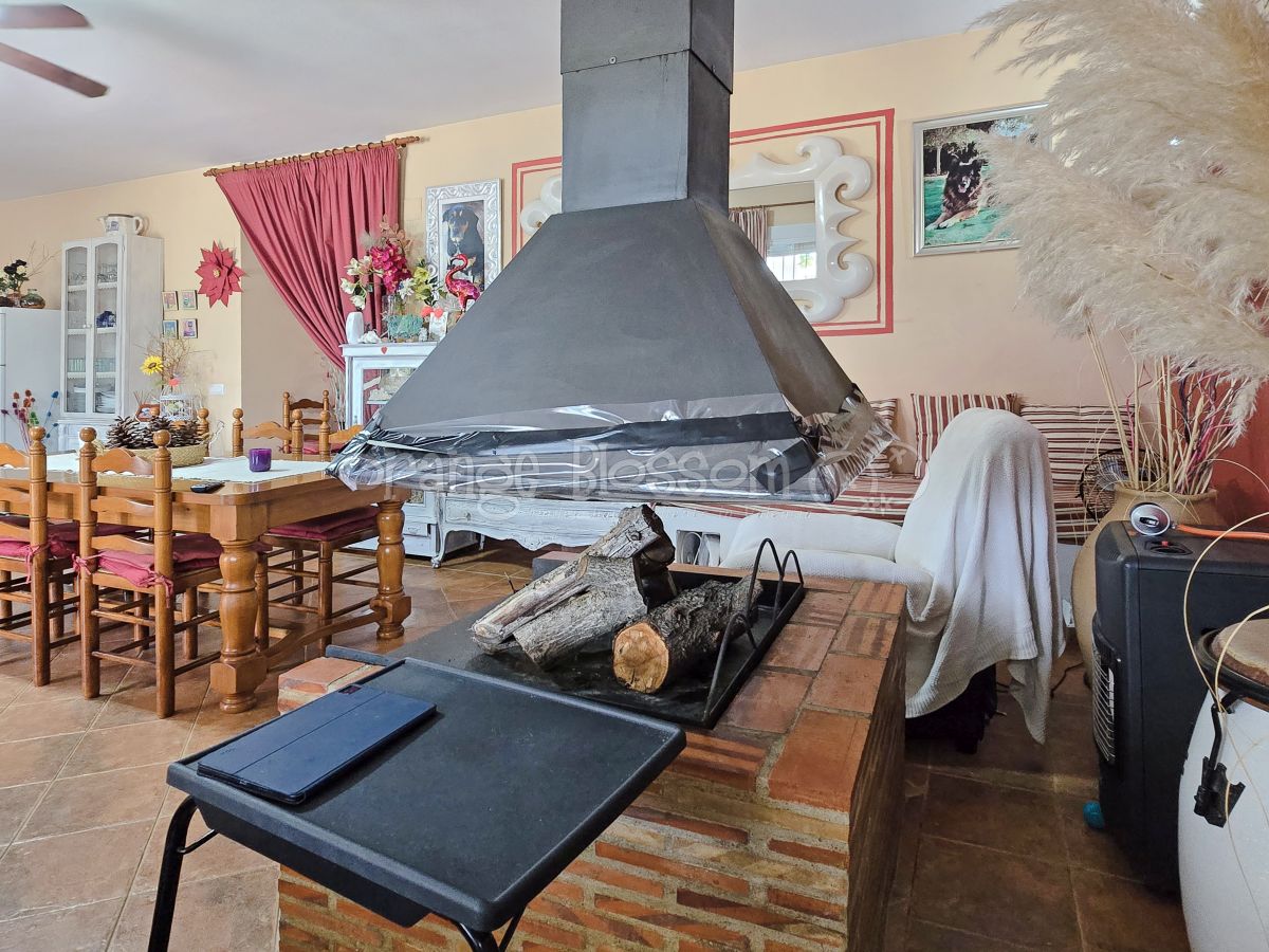 Pretty single level country Villa close to Bellus.