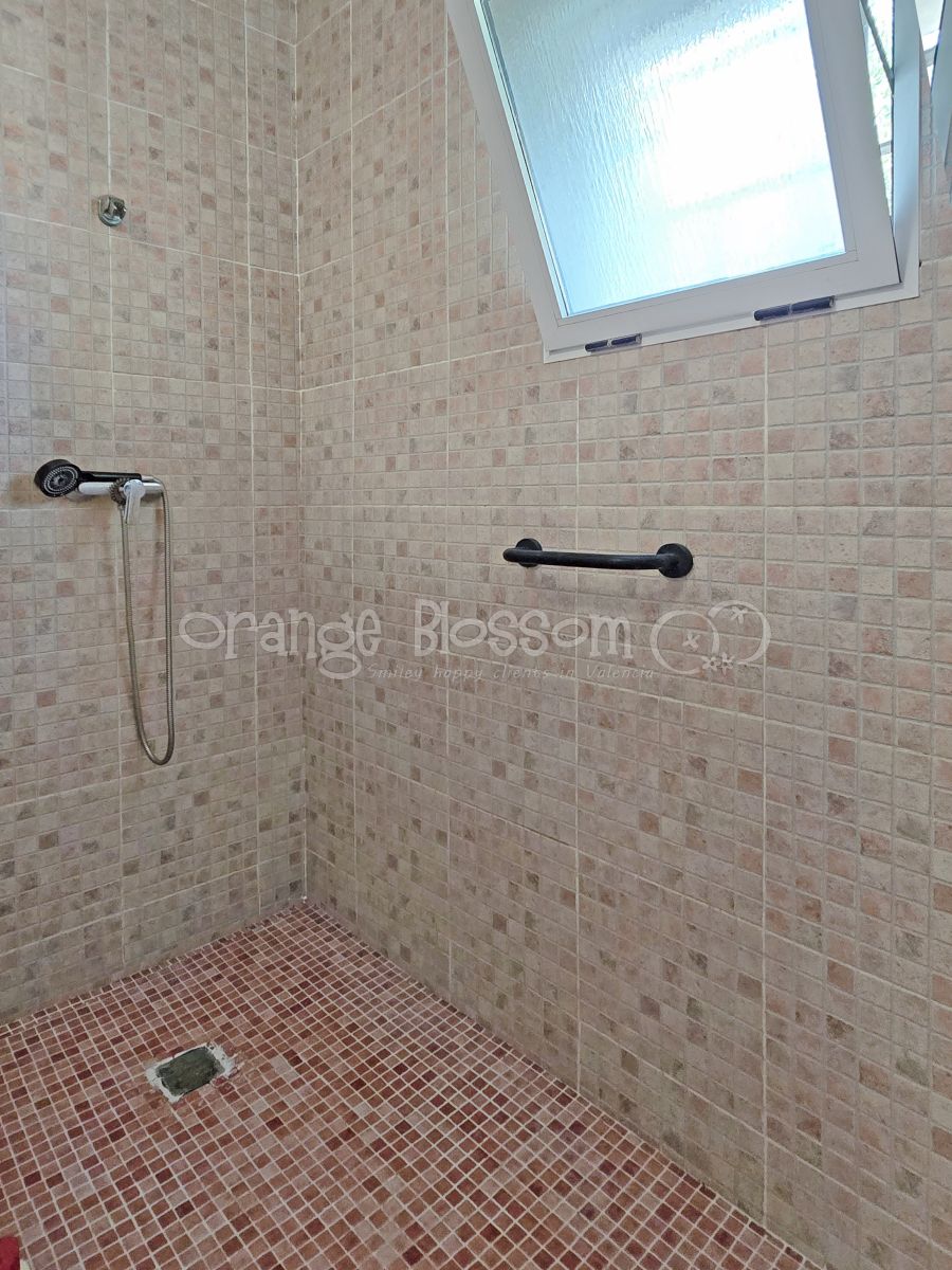Pretty single level country Villa close to Bellus.