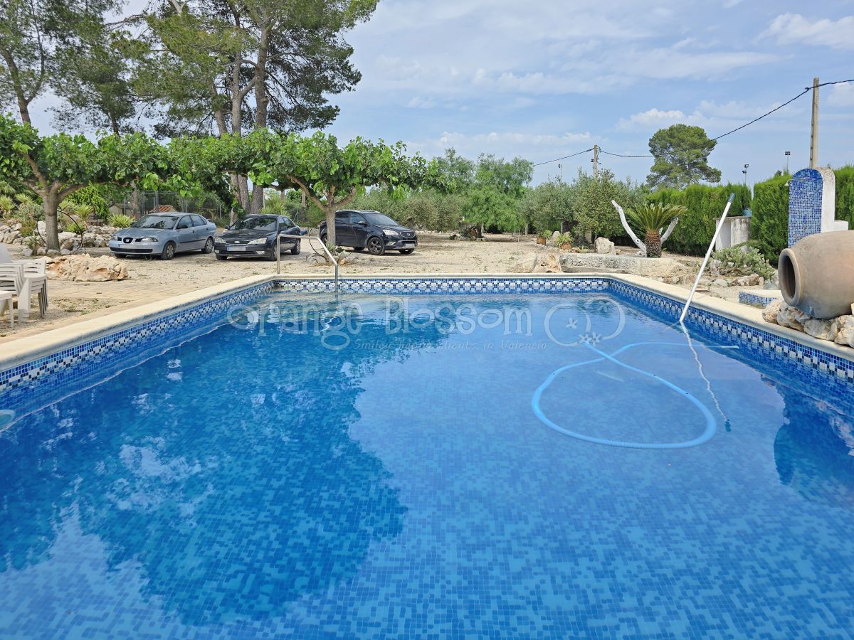 Pretty single level country Villa close to Bellus.