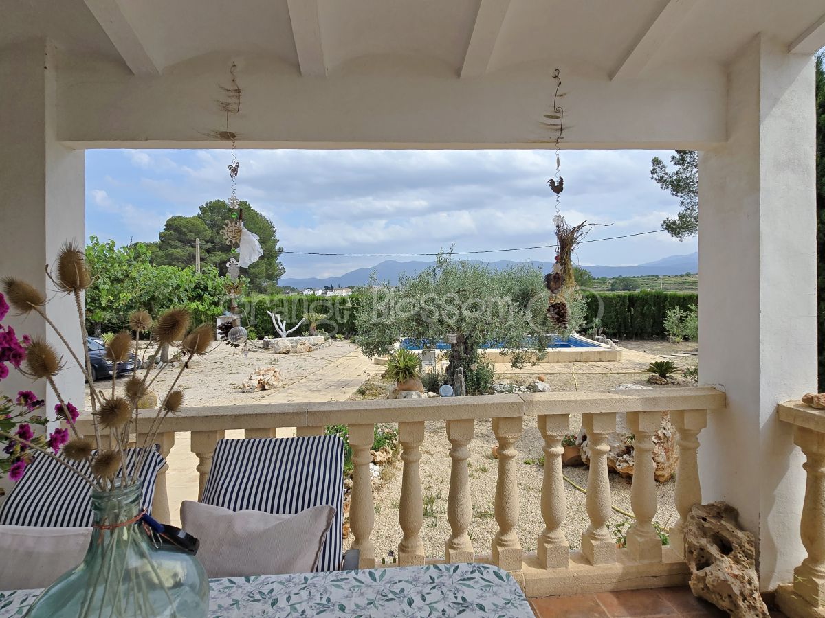 Pretty single level country Villa close to Bellus.