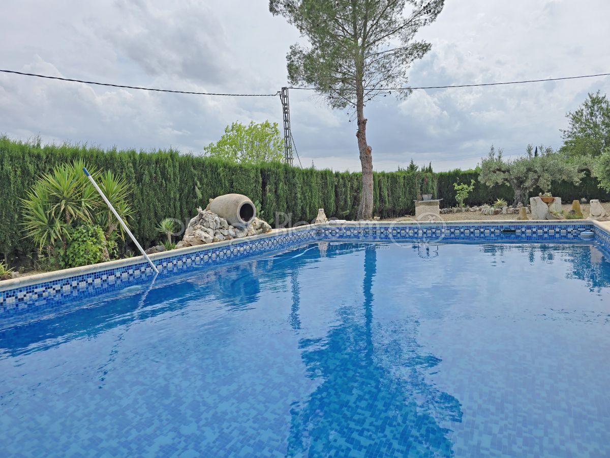 Pretty single level country Villa close to Bellus.