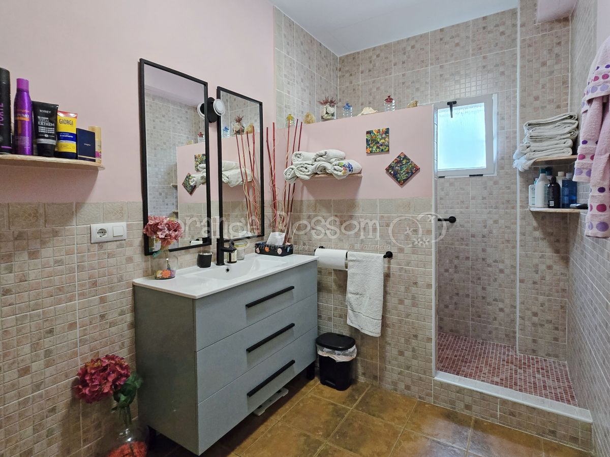 Pretty single level country Villa close to Bellus.