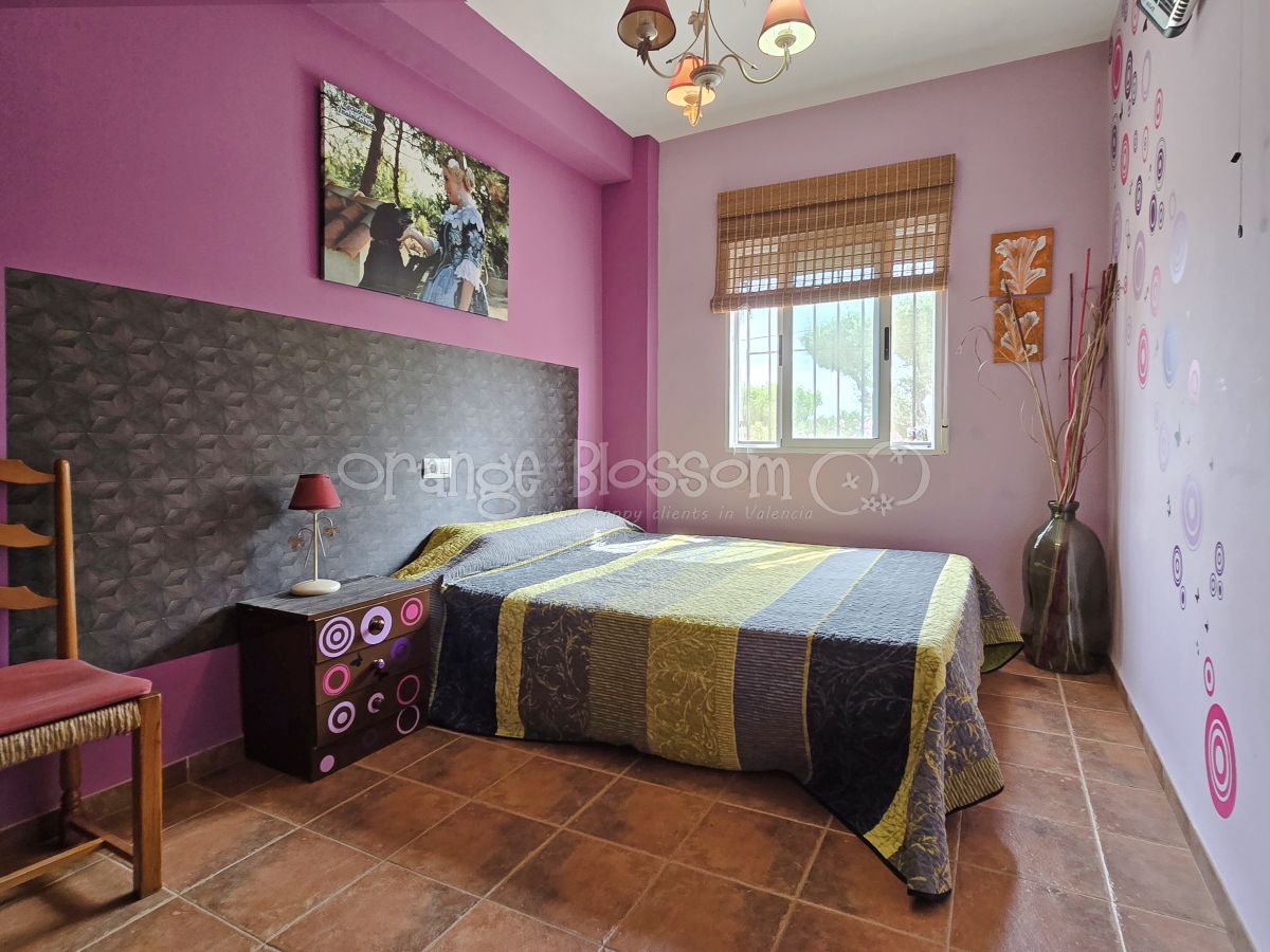 Pretty single level country Villa close to Bellus.