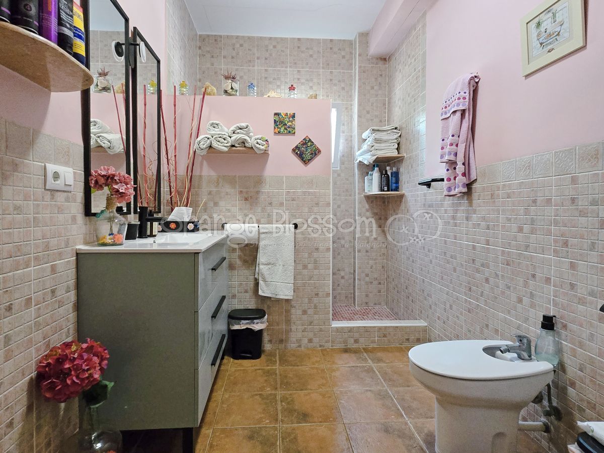 Pretty single level country Villa close to Bellus.