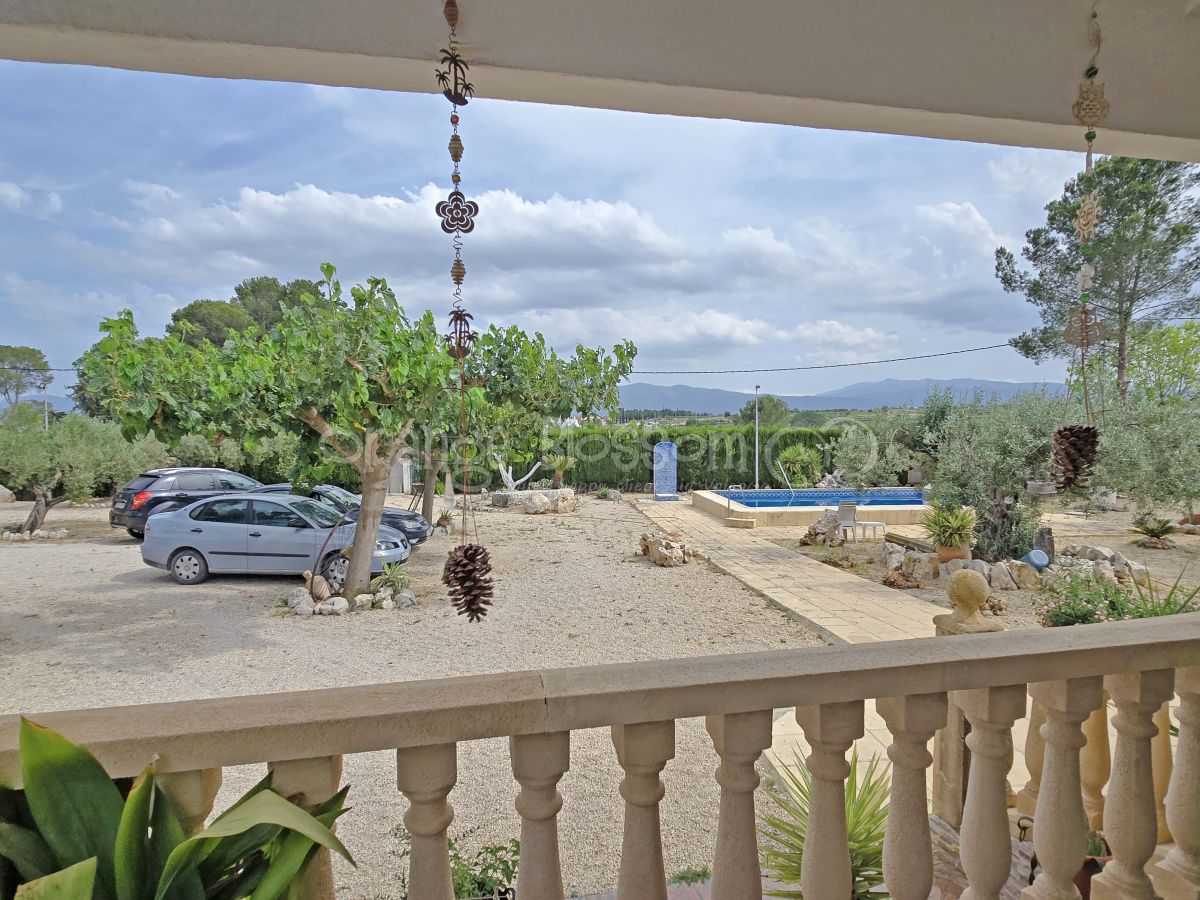 Pretty single level country Villa close to Bellus.