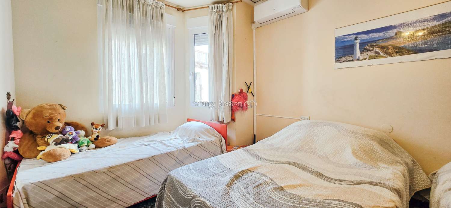 Zentral und erreichbar. Eine ideale Immobilie für alle, die ein gepflegtes Zuhause in einer traditionellen spanischen Dorfumgebung suchen.