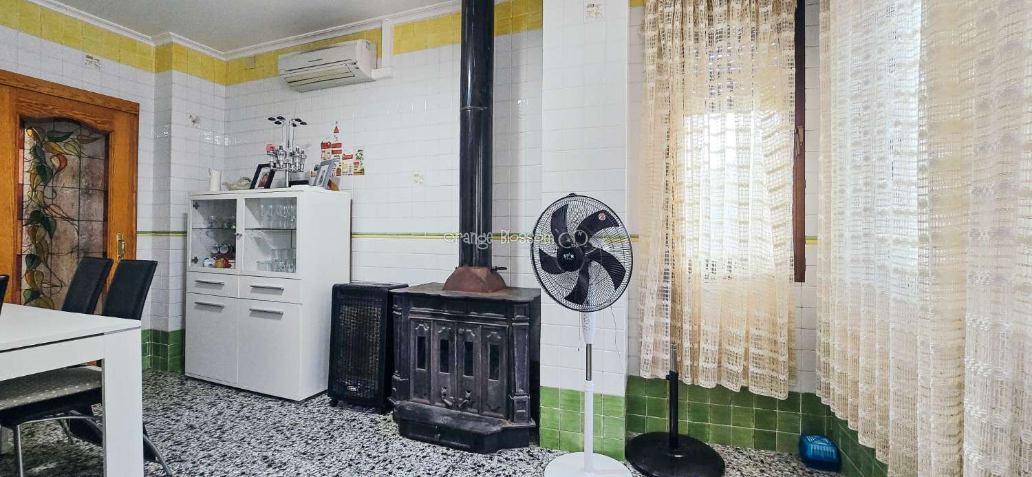 Zentral und erreichbar. Eine ideale Immobilie für alle, die ein gepflegtes Zuhause in einer traditionellen spanischen Dorfumgebung suchen.