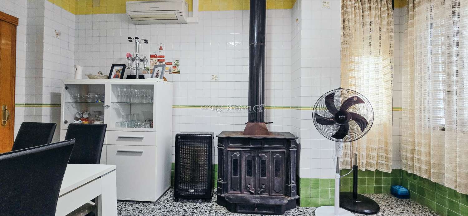Zentral und erreichbar. Eine ideale Immobilie für alle, die ein gepflegtes Zuhause in einer traditionellen spanischen Dorfumgebung suchen.