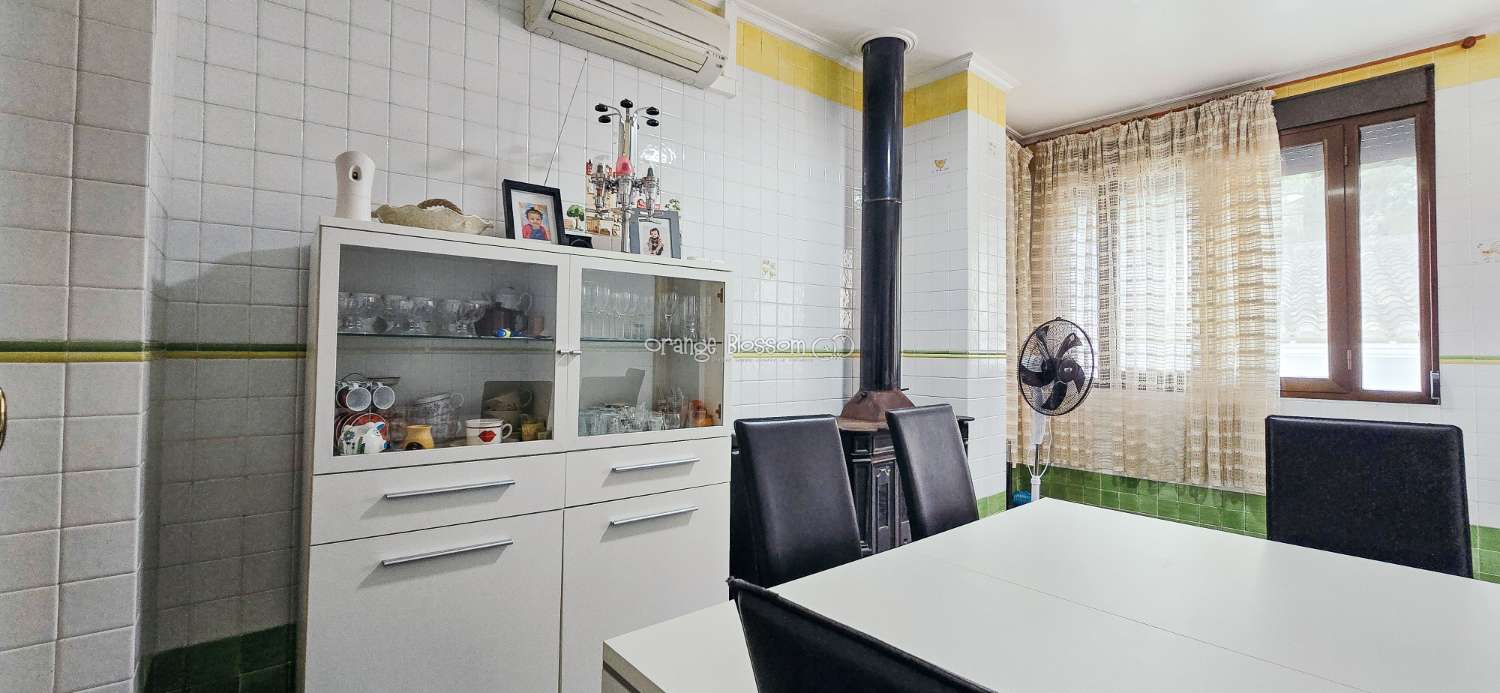 Zentral und erreichbar. Eine ideale Immobilie für alle, die ein gepflegtes Zuhause in einer traditionellen spanischen Dorfumgebung suchen.