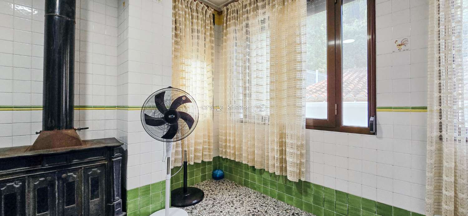 Zentral und erreichbar. Eine ideale Immobilie für alle, die ein gepflegtes Zuhause in einer traditionellen spanischen Dorfumgebung suchen.