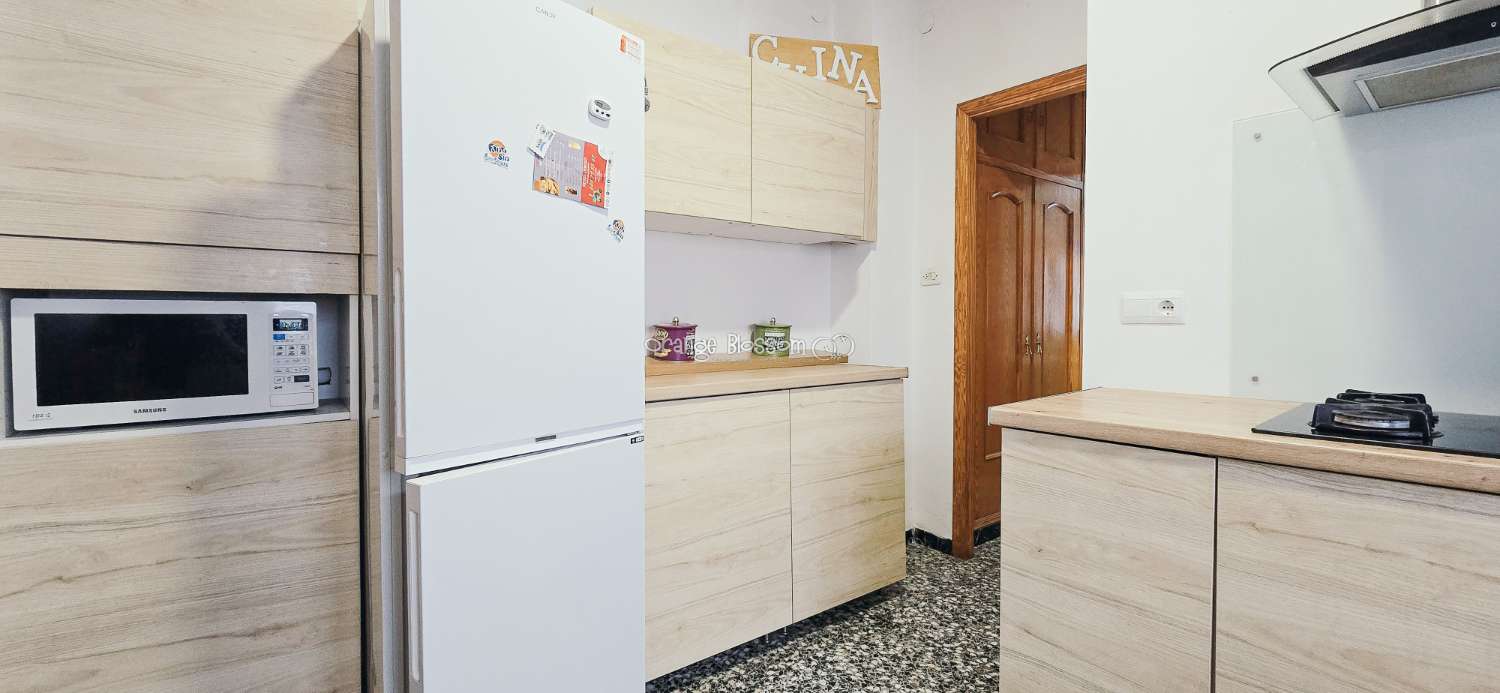Zentral und erreichbar. Eine ideale Immobilie für alle, die ein gepflegtes Zuhause in einer traditionellen spanischen Dorfumgebung suchen.