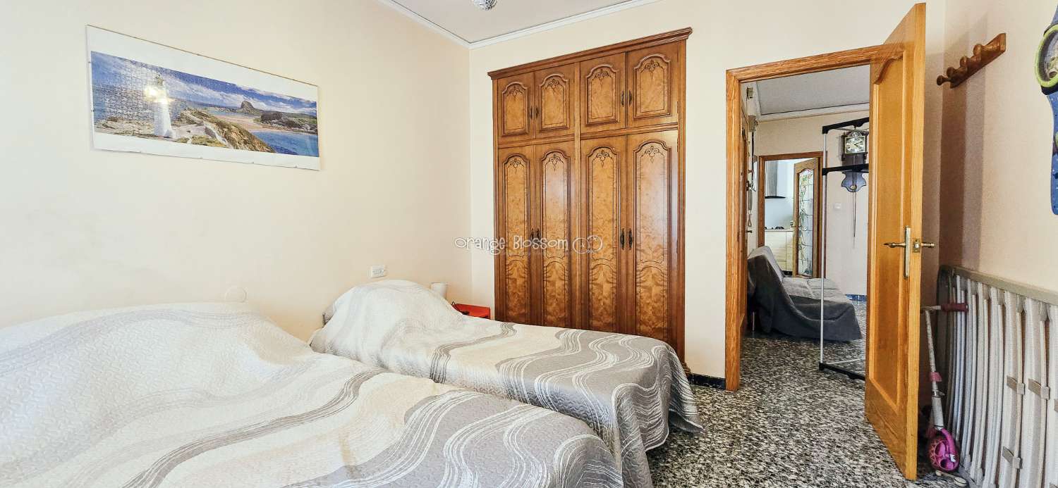 Zentral und erreichbar. Eine ideale Immobilie für alle, die ein gepflegtes Zuhause in einer traditionellen spanischen Dorfumgebung suchen.