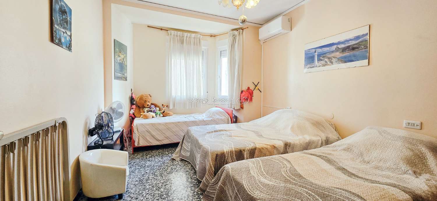 Zentral und erreichbar. Eine ideale Immobilie für alle, die ein gepflegtes Zuhause in einer traditionellen spanischen Dorfumgebung suchen.