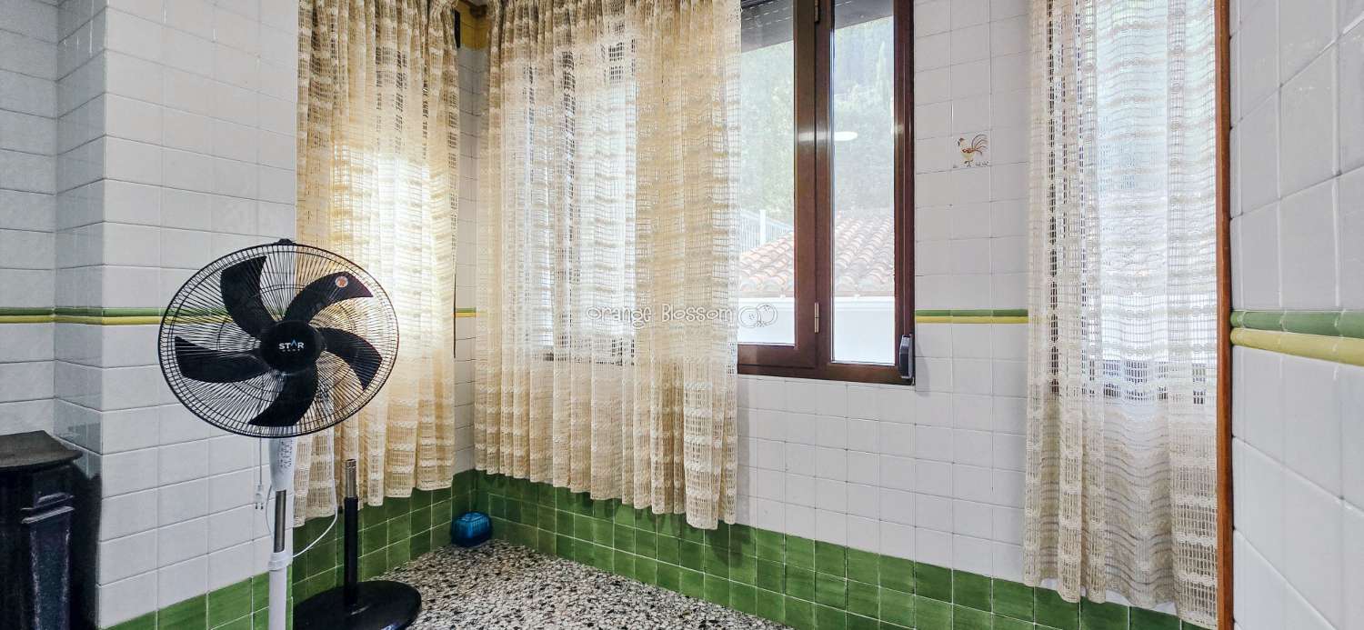 Zentral und erreichbar. Eine ideale Immobilie für alle, die ein gepflegtes Zuhause in einer traditionellen spanischen Dorfumgebung suchen.