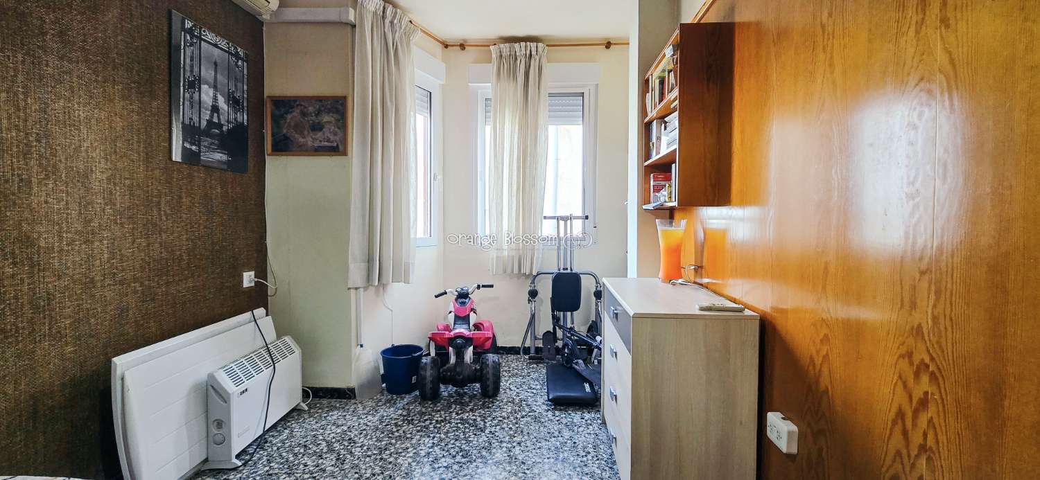 Zentral und erreichbar. Eine ideale Immobilie für alle, die ein gepflegtes Zuhause in einer traditionellen spanischen Dorfumgebung suchen.