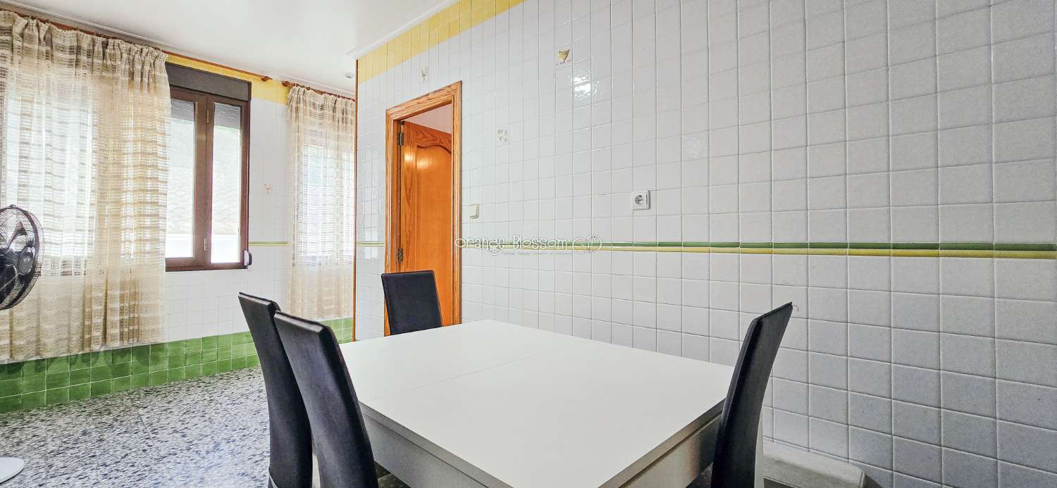 Zentral und erreichbar. Eine ideale Immobilie für alle, die ein gepflegtes Zuhause in einer traditionellen spanischen Dorfumgebung suchen.