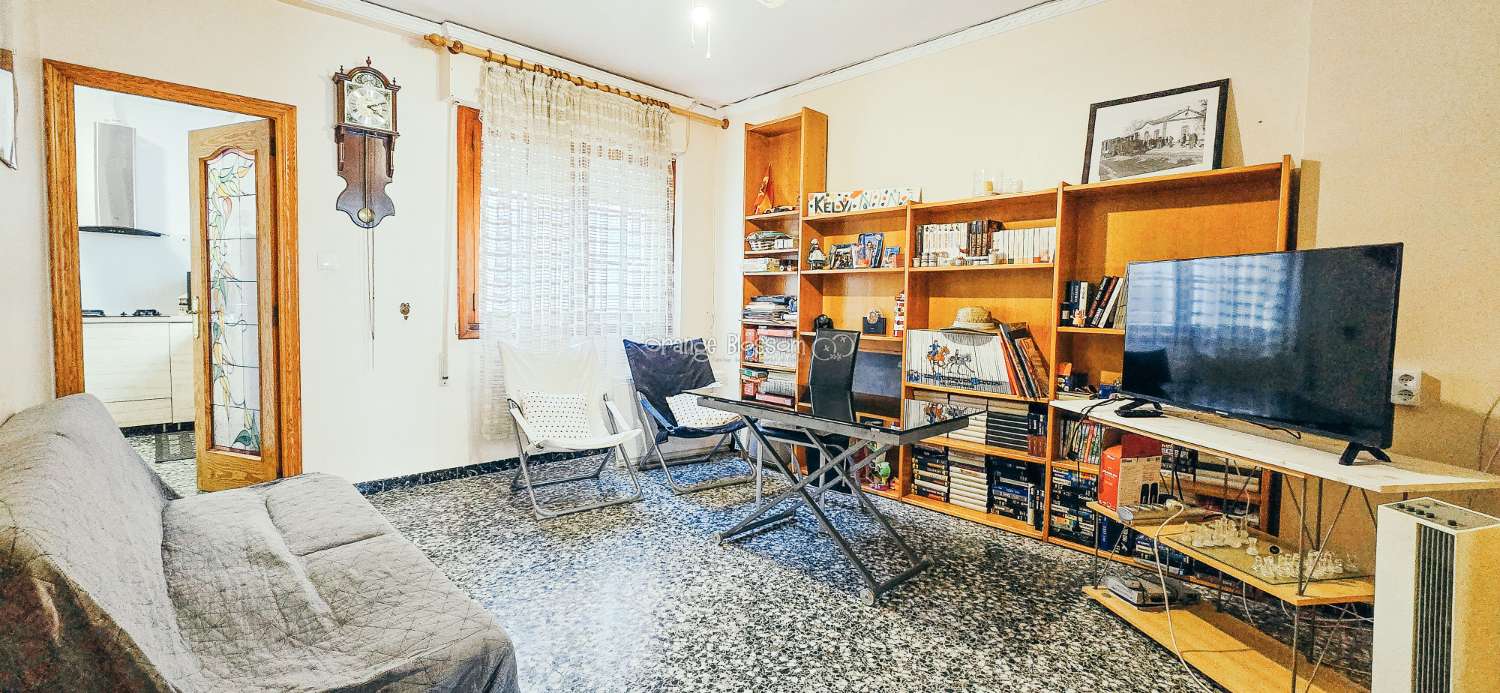 Zentral und erreichbar. Eine ideale Immobilie für alle, die ein gepflegtes Zuhause in einer traditionellen spanischen Dorfumgebung suchen.