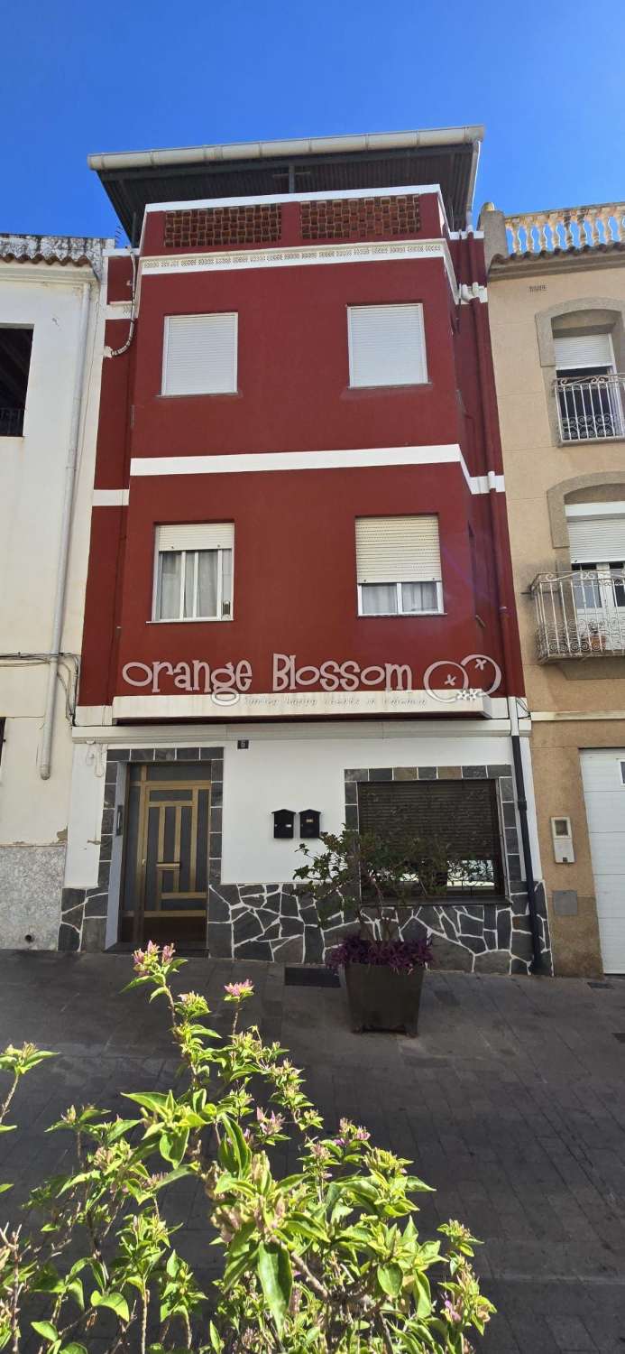 Zentral und erreichbar. Eine ideale Immobilie für alle, die ein gepflegtes Zuhause in einer traditionellen spanischen Dorfumgebung suchen.